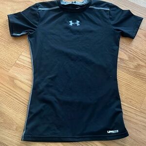 Boys M Under Armour black and gray fitted short sleeve shirt
